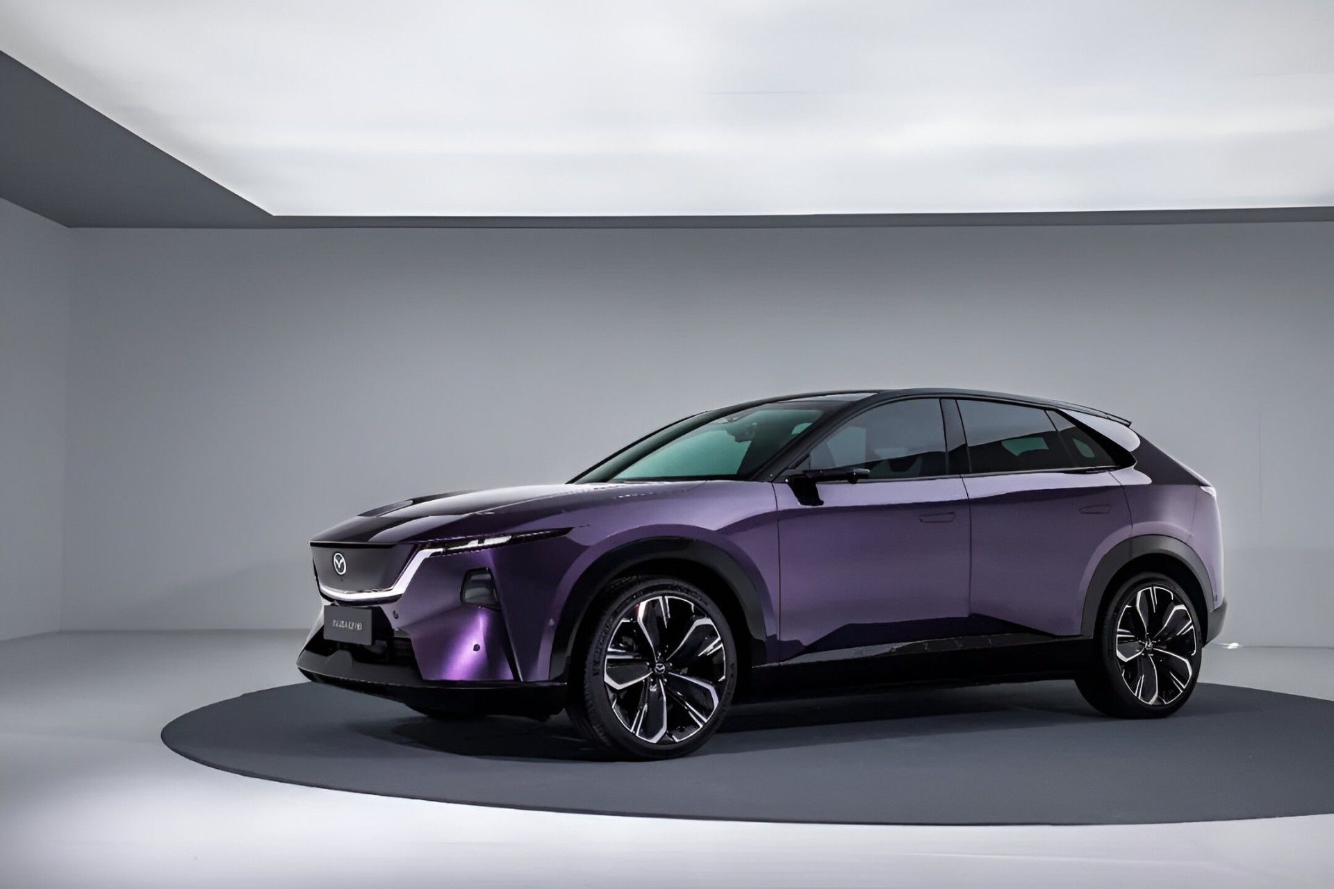 نمای سه‌چهارم جلو خودرو مزدا EZ-60