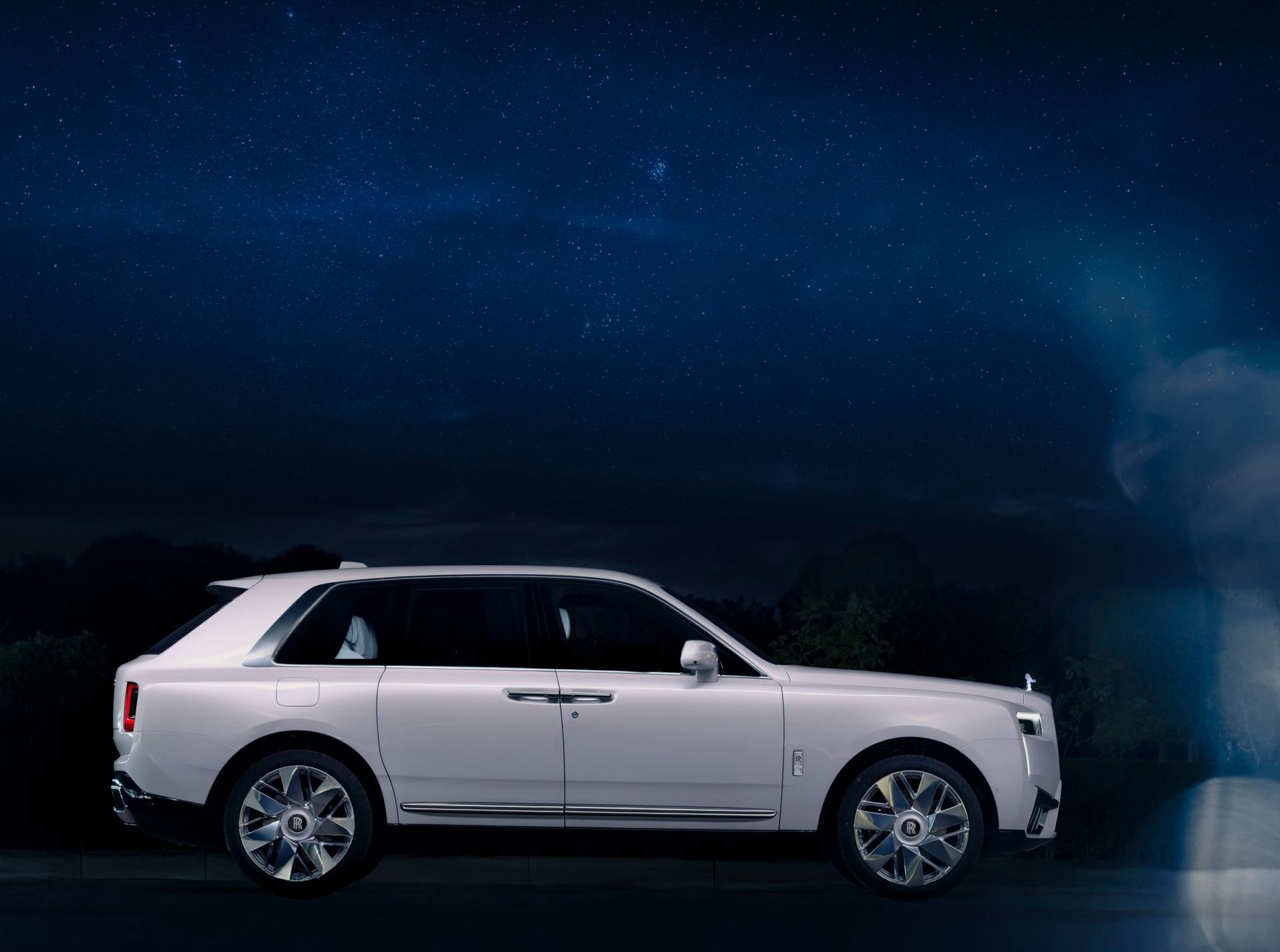 نمای جانبی خودرو رولزرویس کالینان کازموس