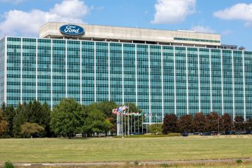 ساختمان شیشه‌ای فورد از نمای بیرون