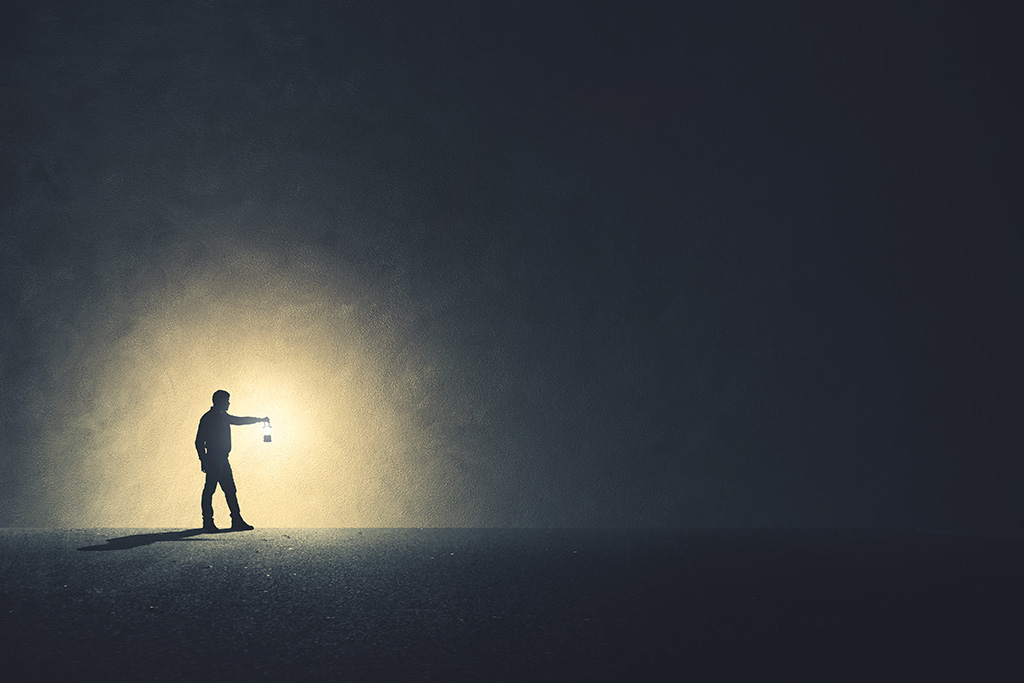 مقصد از خلقت انسان چیست؟_سمسون 23 مرد کنار دیوار با چراغ در دست در تاریکی