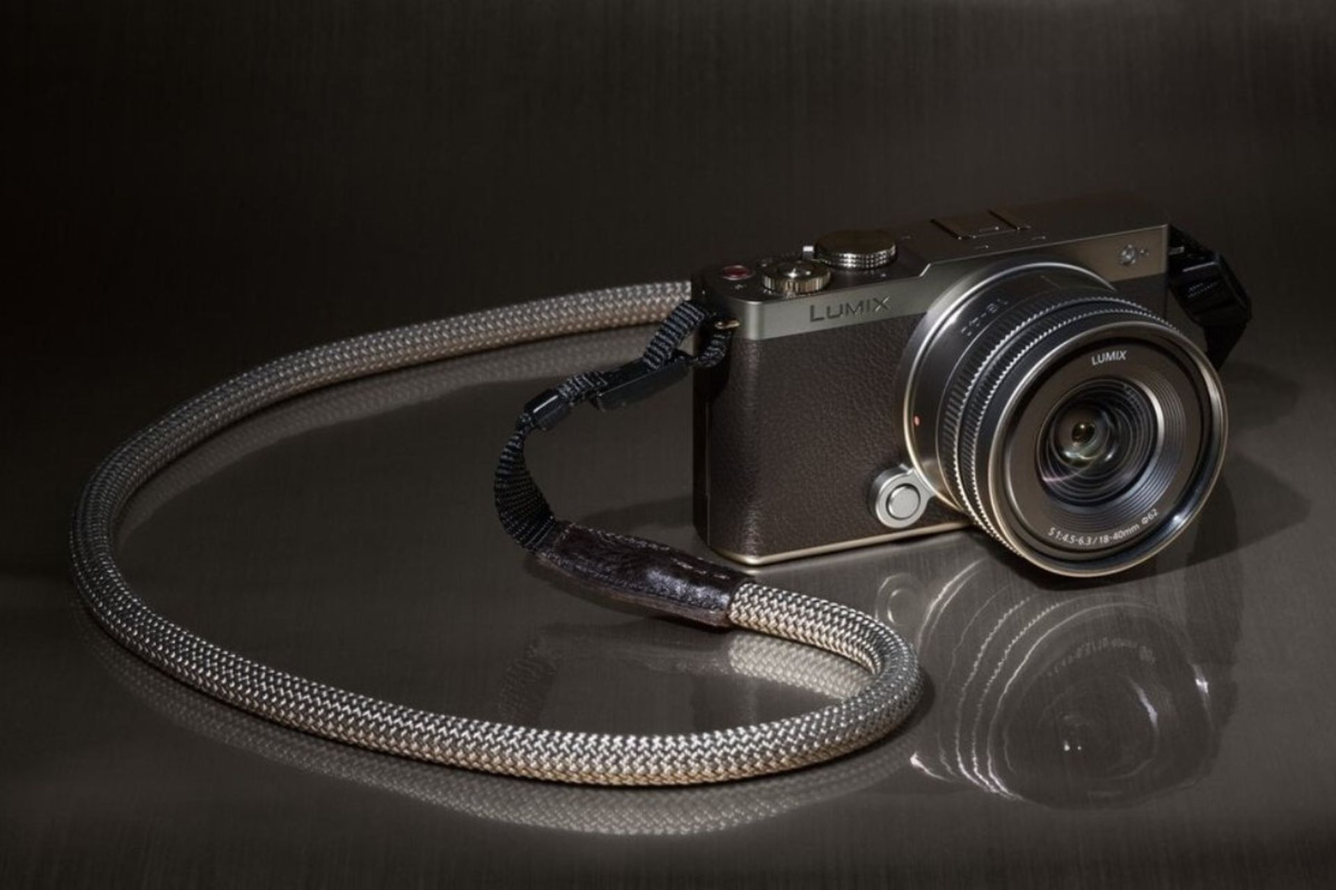 نسخه‌ی طلایی تیتانیومی دوربین لومیکس S9