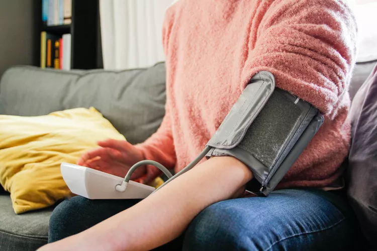 کاهش فشار خون فوری: ۸ راهکار فوری و درمان خانگی